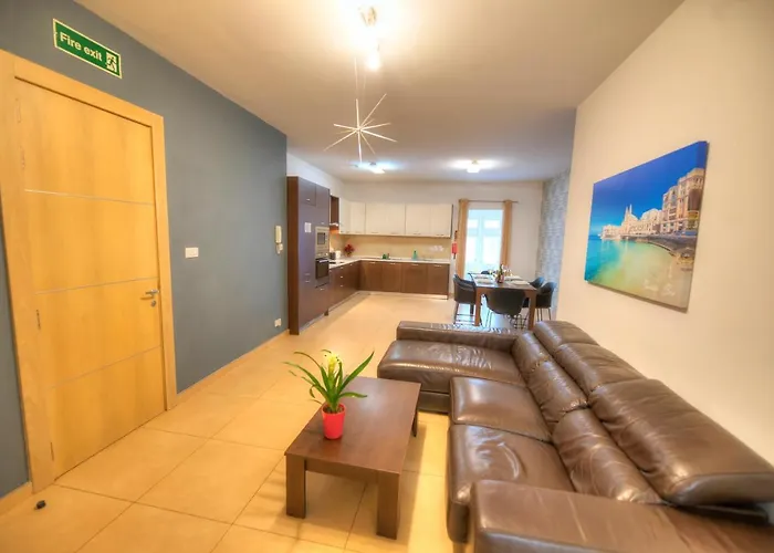 Beautifully Finished And Large Apartment Steps Away From Rocky Beach Ddif1-1
