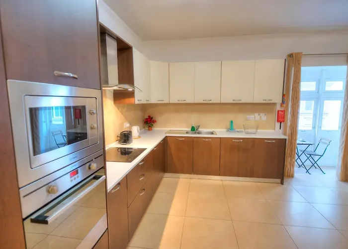 Beautifully Finished And Large Apartment Steps Away From Rocky Beach Ddif1-1