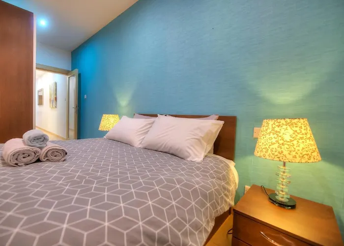 Beautifully Finished And Large Apartment Steps Away From Rocky Beach Ddif1-1