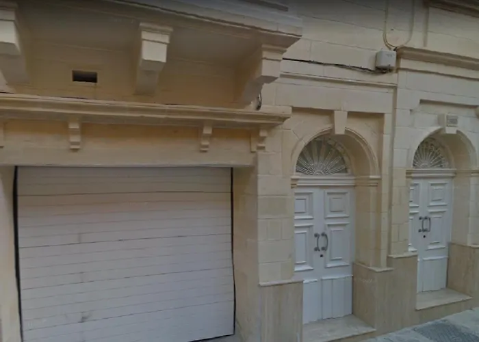 Beautifully Finished And Large Apartment Steps Away From Rocky Beach Ddif1-1