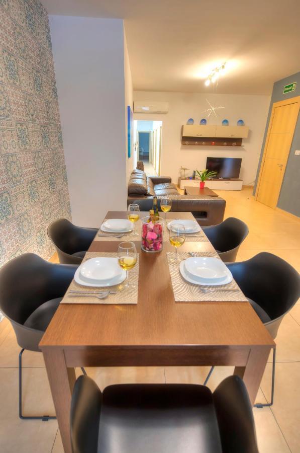 Beautifully Finished And Large Steps Away From Rocky Ddif1-1 Apartament *