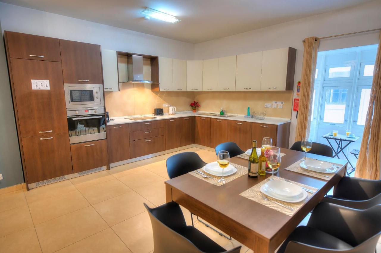 Beautifully Finished And Large Steps Away From Rocky Ddif1-1 Apartament *