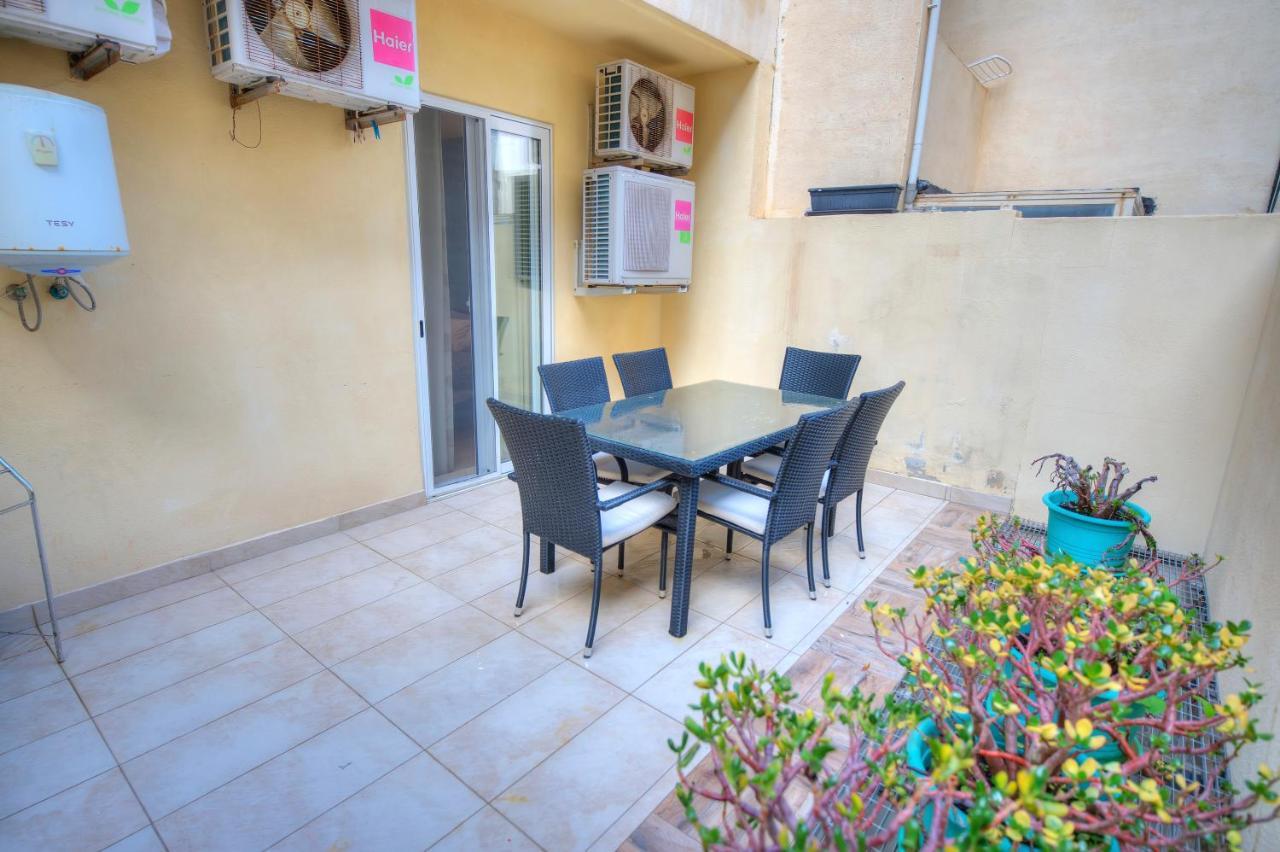Beautifully Finished And Large Steps Away From Rocky Ddif1-1 Apartament *